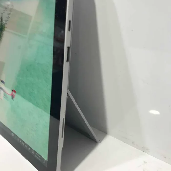 تبلت استوک Surface Pro 7 نمای کنار و پورت‌ها